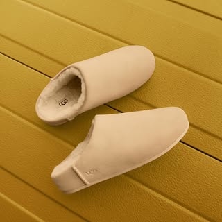 We are pleased to announce that we are representing @uggineurope for communications in France. 
 
Founded in 1978 by an Australian surfer on the coast of California, UGG®️ has grown into a global lifestyle brand renowned for its iconic Classic boot. First embraced by Hollywood royalty and fashion editors, UGG®️ now designs and retails footwear, apparel, and accessories worldwide, with an uncompromising commitment to quality and craftsmanship. »