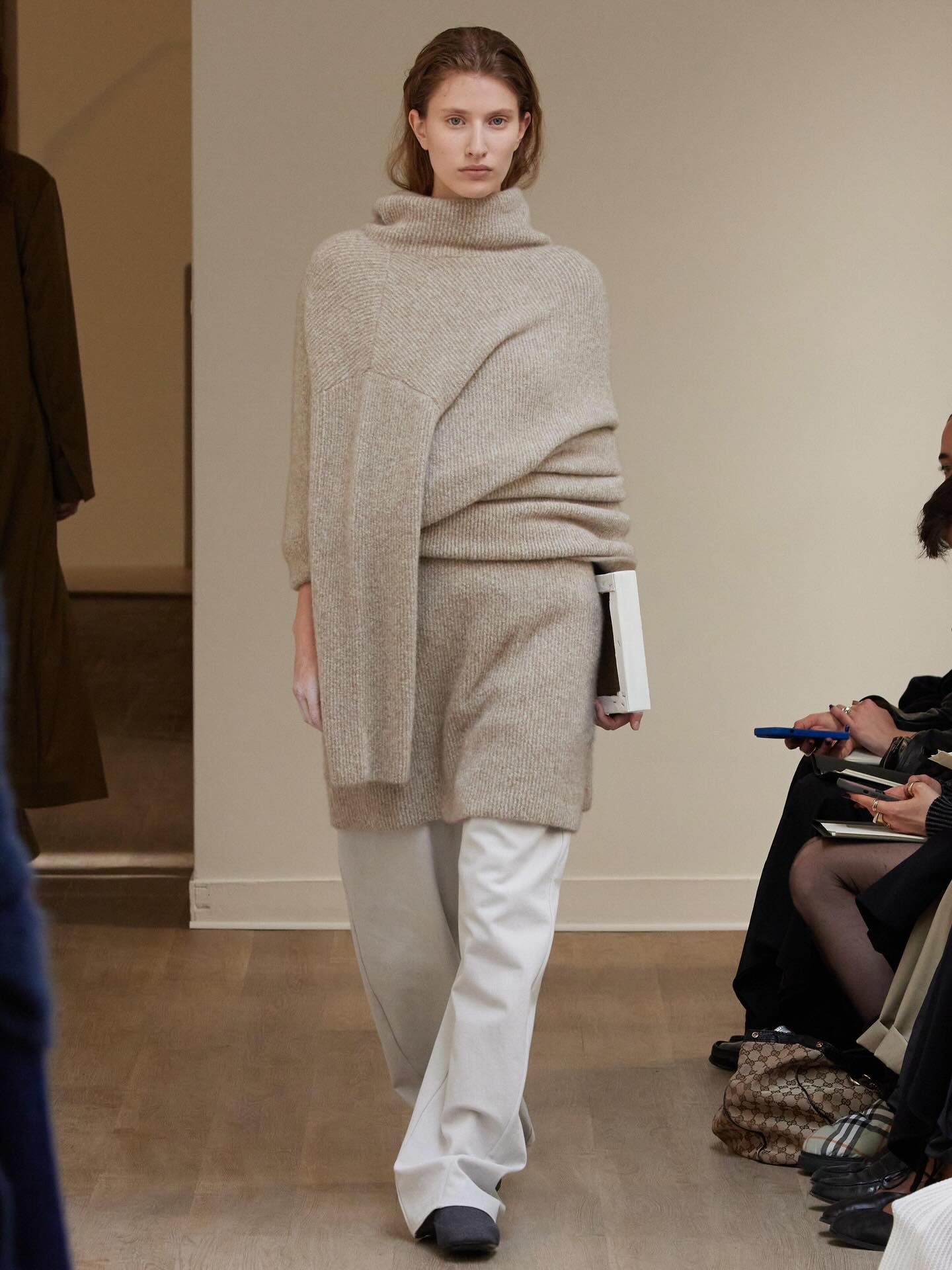 @ruohan.co presented their FW26 collection during @parisfashionweek with an intimate show in the heart of Saint Germain des Près 

Creative direction @ruohan_nie 
Production @eyesightgroup