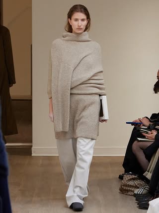 @ruohan.co presented their FW26 collection during @parisfashionweek with an intimate show in the heart of Saint Germain des Près 

Creative direction @ruohan_nie 
Production @eyesightgroup