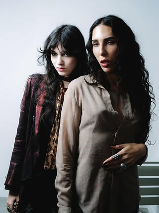 @uggineurope unveils its SS26 collection with a SUPPER CLUB series, starting in Paris. Hosted and curated by @rayamartigny , the evening was an immersive experience where food and music blended to create a sensory, seasonal journey designed to bring the community together.
The night featured dishes by @victor_blanchet_ , alongside DJ sets from @dustinmuchuvitz and @crystallmess

Moments captured by @edward_wichard