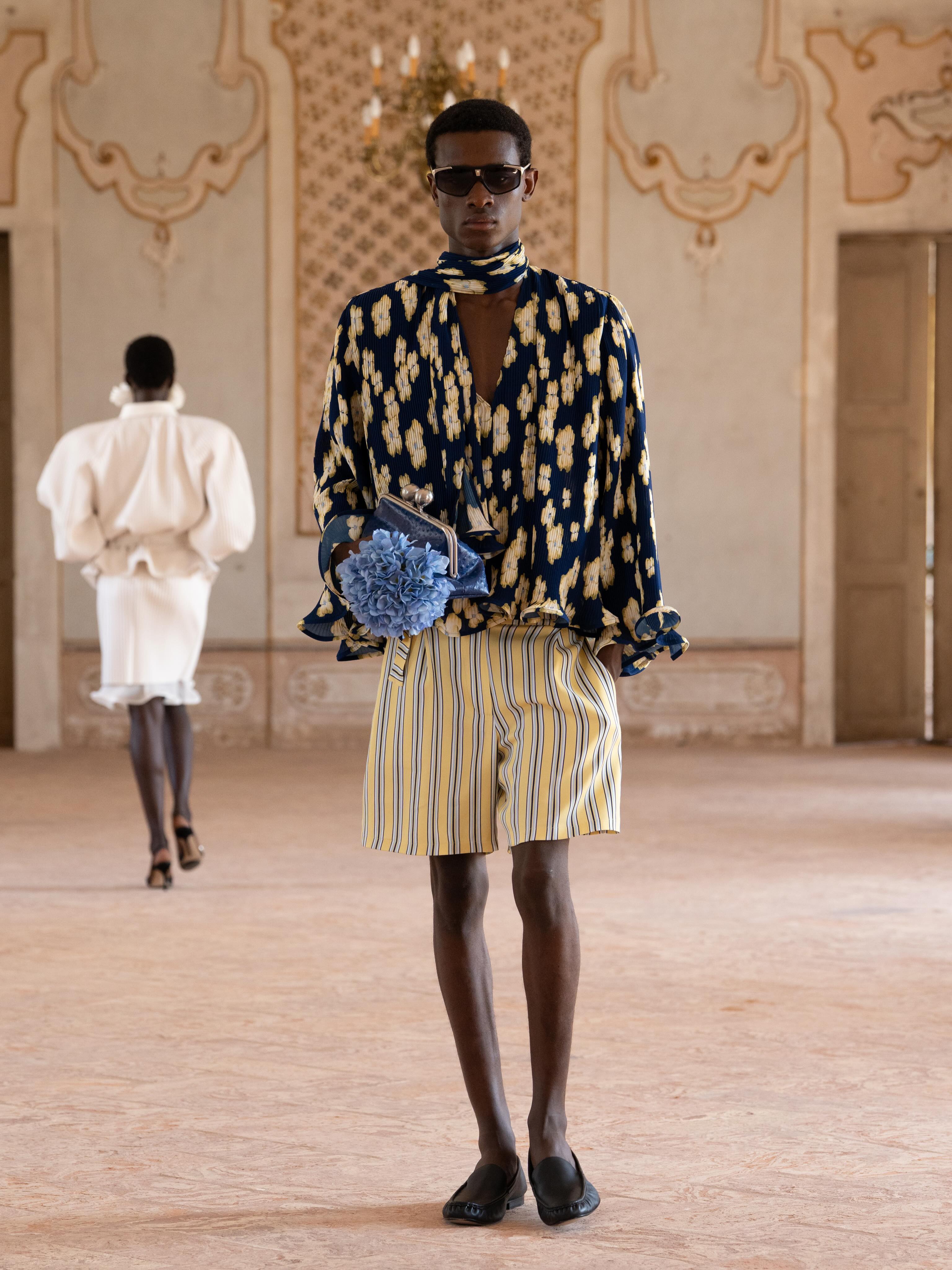 During Milan Fashion Week, Rowen Rose unveiled « Secret Garden », their third co-ed runway show within the romantic and outstanding ball rooms of the Villa Arconati.

Following the path of the historical locations chosen by the house for each of its presentations, this season’s show comes to life within the pastel salons of the Piano Nobile at the Villa Arconati, the little Milanese Versailles.

The salons are at once grandiose, striking, immense, and yet intimate, imbued with softness through their faded colors and frescoes almost blurred by time. Overlooking a delicate French garden, the venue perfectly embodies the spirit of the collection: a balance between power and delicacy.

Memorable and poetic, it unfolds a romanticism that leaves a lasting impression on the mind.

Creative direction: @emmarowenrose