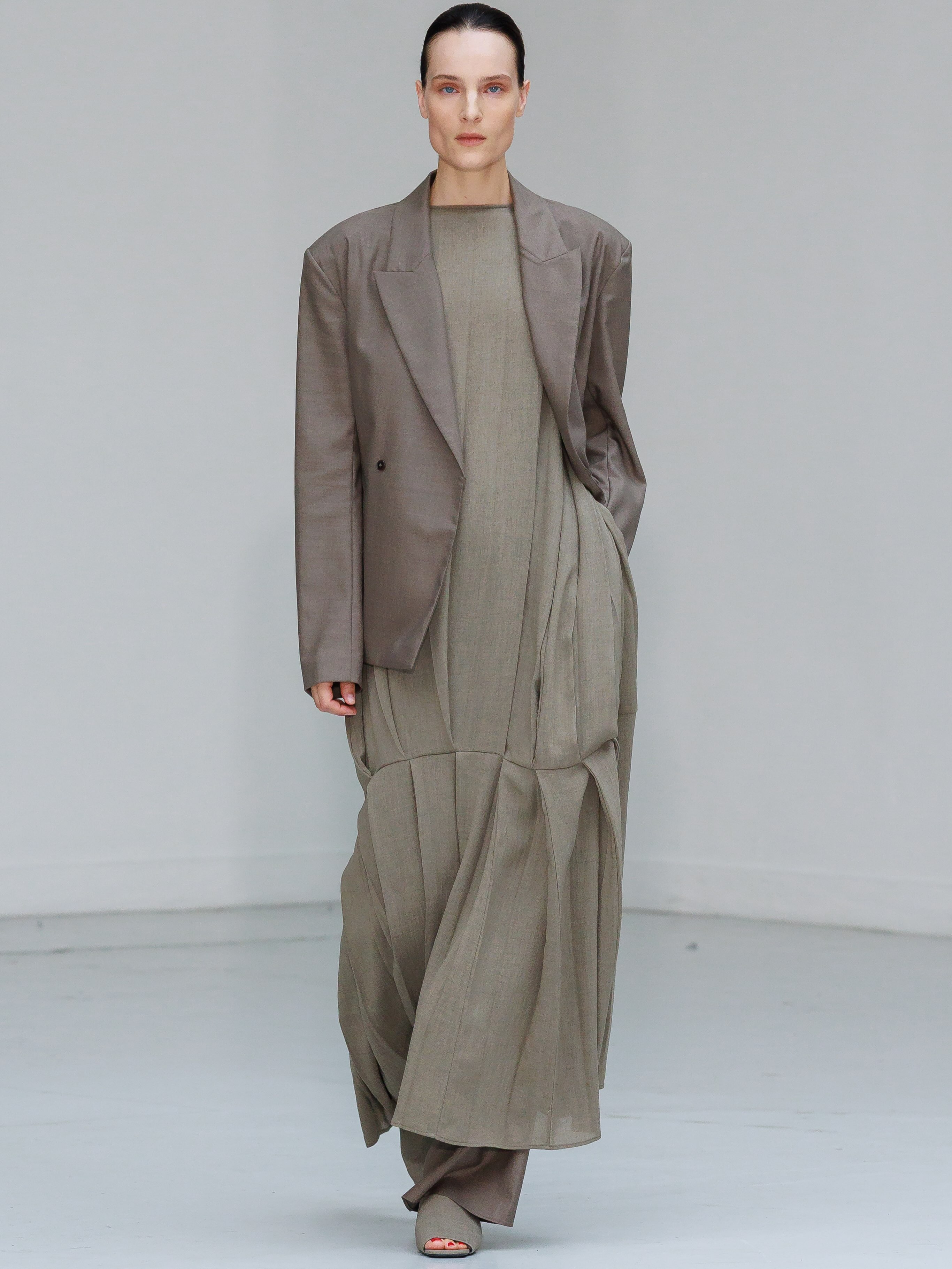 In Becoming 

Beginning with the fundamental gestures of Chinese writing — 横, 竖, 撇, 捺 — RUOHAN explores how a familiar form can become something else through movement, distance and relation.

Lines become cuts, cuts become openings, garments become structures. A front, a back, a sleeve, a skirt are divided, shifted and reunited, each finding a new position within a language of form.

From the body to the space around it, the collection considers transformation not as reinvention, but as a change in relationship.

Before it becomes, it is already becoming.

Now available at Le Bon Marché, Paris.

Creative Director @ruohan_nie 
Styling @benoitbethume 
Photography @lucatombolini  @jacopo_boscaini 
Casting @williamlhoest 
Production @eyesightgroup