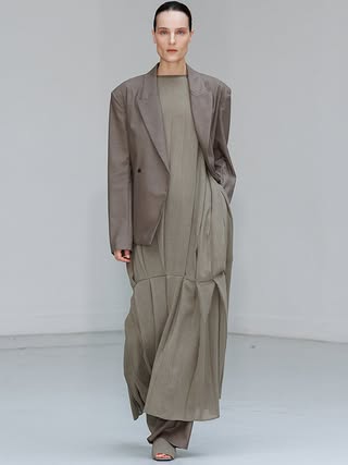 In Becoming 

Beginning with the fundamental gestures of Chinese writing — 横, 竖, 撇, 捺 — RUOHAN explores how a familiar form can become something else through movement, distance and relation.

Lines become cuts, cuts become openings, garments become structures. A front, a back, a sleeve, a skirt are divided, shifted and reunited, each finding a new position within a language of form.

From the body to the space around it, the collection considers transformation not as reinvention, but as a change in relationship.

Before it becomes, it is already becoming.

Now available at Le Bon Marché, Paris.

Creative Director @ruohan_nie 
Styling @benoitbethume 
Photography @lucatombolini  @jacopo_boscaini 
Casting @williamlhoest 
Production @eyesightgroup